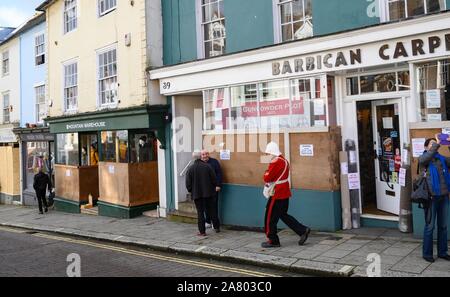 Lewes Regno Unito 5 Novembre 2019 - negozi e aziende sono saliti fino pronto per l annuale Lewes falò celebrazioni ricordando il fallimento di Guy Fawkes trama di polvere da sparo di 1605 .Il Lewes notte dei falò celebrazioni sono il più grande "Quinto di novembre " evento in tutto il mondo con le sei città falò delle società partecipanti e oltre 30 processioni svolge in tutta la sera : credito Simon Dack / Alamy Live News Foto Stock