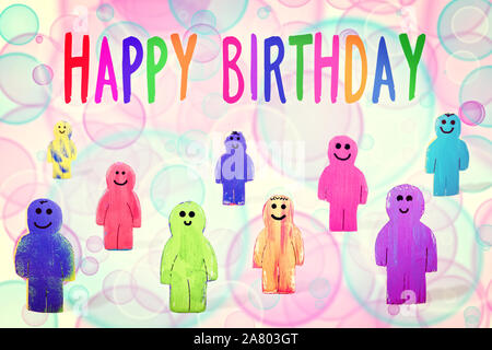 Colorato biglietto di auguri con figure e cerchi, testo happy birthday, congratulazioni per i bambini Foto Stock