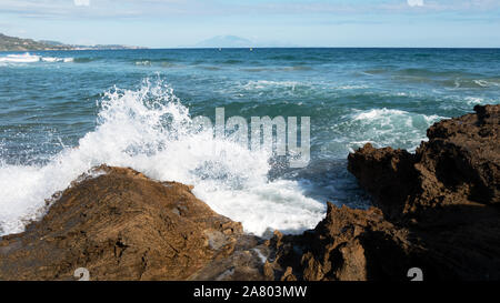 Spruzzi di onde Foto Stock