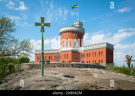 Kastellet Stoccolma, in vista della cittadella di Kastellet edificio con una seconda guerra mondiale svedese di difesa aerea emblema di associazione in primo piano, Kastelholmen, Stoccolma Foto Stock