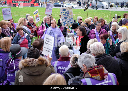 Westminster, Londra, Regno Unito. 5 novembre 2019. WASPI (Women Against state Pension Injustice) si è schierato oggi davanti al Parlamento. Le donne locali si sono unite al contingente gallese per garantire che la povertà per le donne nate negli anni '50 sia inclusa nel manifesto elettorale del partito laburista. Foto Stock