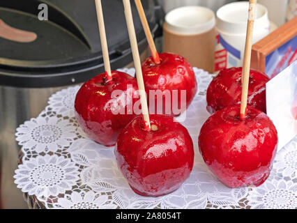 Candy Apple o Apple Taffy - rosso mele caramellate su un bastone. Foto Stock