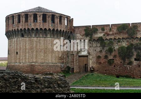 Il celebre Medieval Rocca Sforzesca di Imola, Bologna, Italia Foto Stock