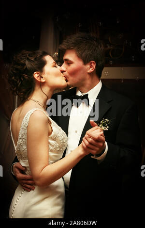 Momento romantico tra la sposa e lo sposo kissing che festeggiano il loro giorno di nozze Foto Stock