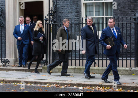 Londra, Regno Unito. 5 Novembre, 2019. Mark Spencer (r), Segretario Parlamentare per il Tesoro (Chief Whip), e fruste tra cui David Rutley MP e Stuart Andrew MP lasciare 10 Downing Street a seguito di una riunione del gabinetto. Credito: Mark Kerrison/Alamy Live News Foto Stock