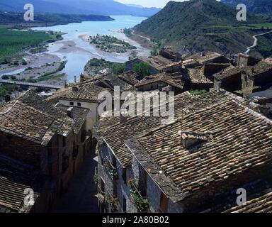 VISTA DE LA CIUDAD Y EL RIO ARA DESDE LA TORRE DE LA IGL. Posizione: esterno. Ainsa. Spagna. Foto Stock