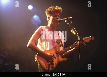 Scottish rock band grande paese sul palco a Wembley Arena, Londra 1984: Stuart Adamson Foto Stock