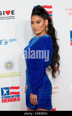 New York, Stati Uniti. 04 Nov, 2019. Chloe fiore assiste xiii annuale di alzarsi in piedi per gli eroi a beneficio del Bob Woodruff Foundation presso il Teatro di Hulu a Madison Square Garden (foto di Lev Radin/Pacific Stampa) Credito: Pacific Press Agency/Alamy Live News Foto Stock