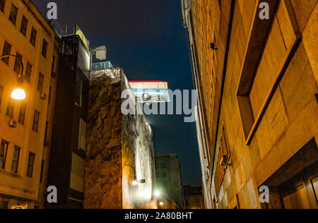 Italia Piemonte Torino Via Lascaris - Autobus sospeso sul tetto di nazioni unite palazzoThe Italian Job - Opera Arte 'appendere su un minuto Lads… ho avuto una grande idea','installazione artistica da dello scultore inglese Richard Wilson situato sulla terrazza al quinto piano della Domus Foto Stock