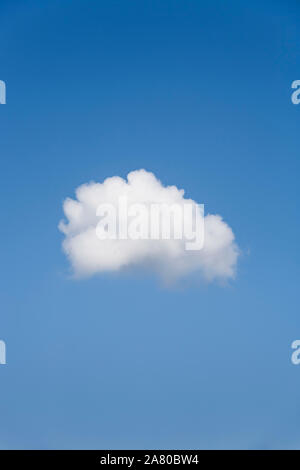 Di piccole dimensioni e di colore bianco cumulus cloud contro un cielo blu chiaro. Foto Stock