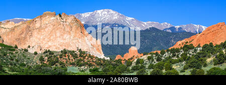 Pikes Peak panorama dal punto di vista Giardino degli Dei con formazioni rocciose in estate Foto Stock