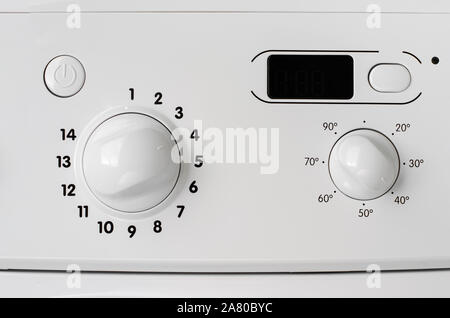 Elettrodomestici concetto. Una parte della macchina di lavaggio sul pannello di controllo. La selezione del programma e manopole di temperatura. Foto Stock