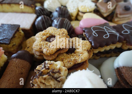 Vari fatti in casa austriaca tradizionale pasticceria biscotti i biscotti per Natale, Wedding, compleanno, festa si trovano in una scatola Foto Stock