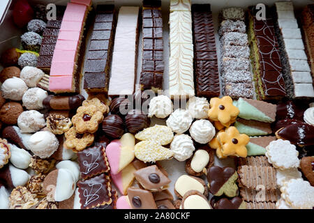 Vari fatti in casa austriaca tradizionale pasticceria biscotti i biscotti per Natale, Wedding, compleanno, festa si trovano in una scatola Foto Stock