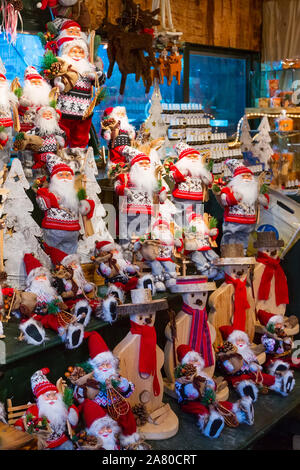 Mercatino di Natale in stallo con Babbo Natale regali e souvenir in vendita in Salzburg, Austria Foto Stock