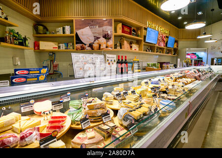 SHENZHEN, Cina - circa aprile, 2019: prosciutto e formaggio sul display a ole' Cantina a Shenzhen. Foto Stock