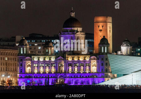 Mersey Harbour e Edificio del Dock di notte. Foto Stock
