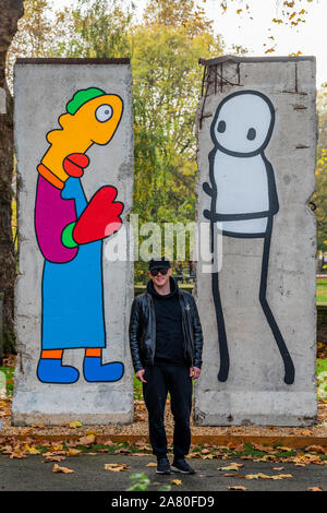 Londra, Regno Unito. 05 Nov, 2019. Parete da STIK e Thierry Noir a IWM Londra - nuovo artwork da artisti di strada STIK e Thierry Noir, sul display per la prima volta all'IWM Londra, solo per un periodo limitato di tempo (5 novembre- 1 dicembre) per contrassegnare il trentesimo anniversario della caduta del muro di Berlino. Essa è stata creata direttamente su due pezzi originali del muro di Berlino, recuperati da Berlino soprattutto per l'installazione. Credito: Guy Bell/Alamy Live News Foto Stock