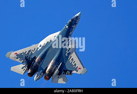 Sukhoi Su-57 (Felon) è un stealth, single-sedile, twin-multirole motore di quinta generazione jet fighter essendo sviluppato dal 2002 per la superiorità aerea e Foto Stock