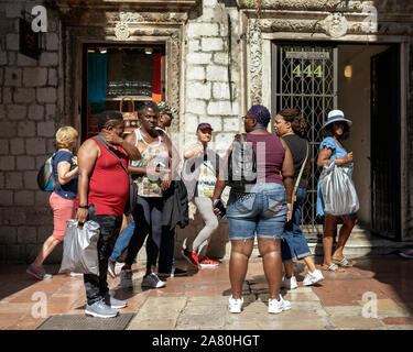 Montenegro, Sep 17, 2019: turisti per le strade di Cattaro Città Vecchia Foto Stock