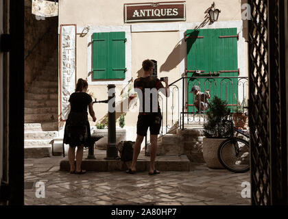 Montenegro, Sep 21, 2019: coppia giovane con piccolo figlio facendo rompere intorno a fontanella in Kotor Old Town Foto Stock