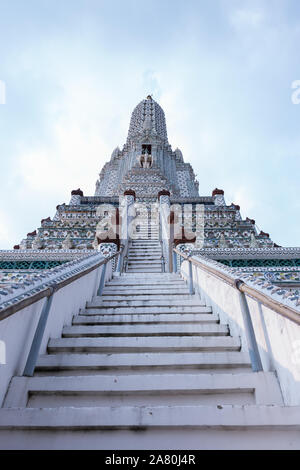 Vista drammatico di Wat Arun tempio a Bangkok in Tailandia Foto Stock