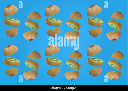 Modello di kiwi freschi fette su sfondo blu Foto Stock