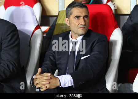 Praga, Czechia - Ottobre 23, 2019: Barcellona manager Ernesto Valverde guarda su durante la UEFA Champions League contro Slavia Praha presso Eden Arena di Praga, Repubblica Ceca Foto Stock