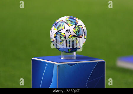 Praga, Czechia - Ottobre 23, 2019: ufficiale UEFA Champions League match ball sul piedistallo durante la UEFA Champions League tra Barcellona e Slavia Praha presso Eden Arena di Praga Foto Stock