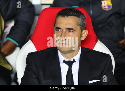 Praga, Czechia - Ottobre 23, 2019: Barcellona manager Ernesto Valverde guarda su durante la UEFA Champions League contro Slavia Praha presso Eden Arena di Praga, Repubblica Ceca Foto Stock