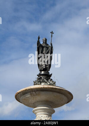 Statua di san Kilian in cima alla Kilian fontana sulla Plaza di fronte al Würzburg stazione ferroviaria., Franconia, Baviera, Germania Foto Stock