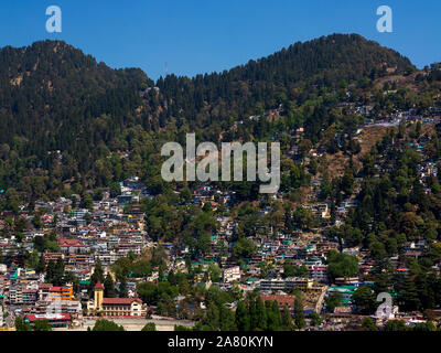 Case sul pino area boschiva a stazione della collina di Nainital, Uttarakhand, India Foto Stock