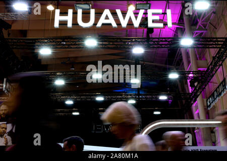 Lisbona, Portogallo. 5 Novembre, 2019. La gente passa dal logo Huawei durante l'annuale Vertice Web technology conference di Lisbona, in Portogallo il 5 novembre 2019. Credito: Pedro Fiuza/ZUMA filo/Alamy Live News Foto Stock