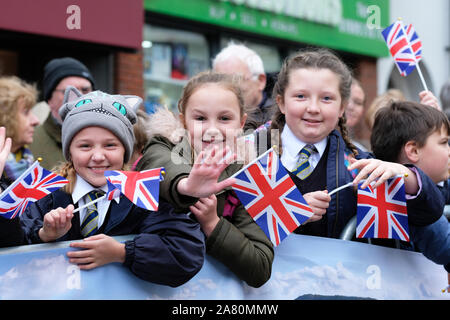 Ross-on-Wye, Herefordshire, Regno Unito - Martedì 5 novembre 2019 - locale scuola allievi attendono l arrivo di Sua Altezza Reale il Principe di Galles a Ross-on-Wye a lanciare il Gilpin 2020 Festival che celebra la città di ruolo come il luogo di nascita del turismo britannico. Foto Steven Maggio / Alamy Live News Foto Stock