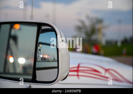 Le luci di emergenza si vede in specchio laterale del veicolo Foto Stock