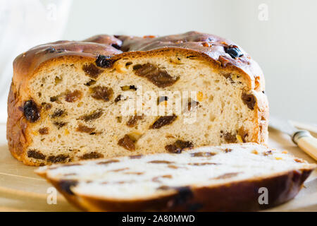 Barmbrack o bairin breac un irlandese tradizionale pane di frutta fatta con uva sultanina e uva passa spesso mangiati imburrata per il tè del pomeriggio Foto Stock