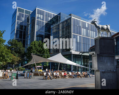 Lucertole da mare in Piazza Vescovi Spitalfields con capra scultura in primo piano Foto Stock