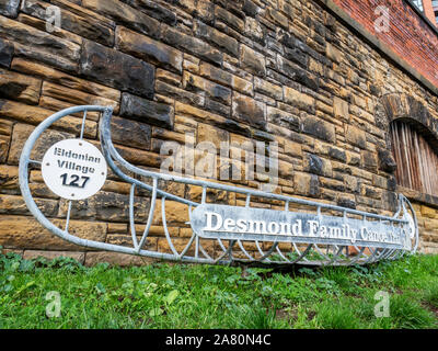Famiglia di Desmond canoa segnavia sul Leeds e Liverpool Canal a Leeds West Yorkshire Inghilterra Foto Stock