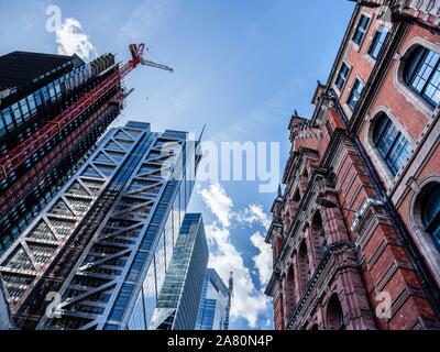 Cerca fino a contrasto edifici adiacenti nella città di Londra Foto Stock
