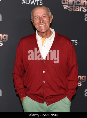 04 Novembre 2019 - Los Angeles, California - Giudice Len Goodman. 'Dancing con le Stelle' stagione 28 Top sei finalisti evento tenutosi a Dominque Ansel a Grove. Photo credit: Billy Bennight/AdMedia /MediaPunch Foto Stock