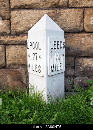 Leeds quarto di miglio Liverpool 127 miglia milepost sul Leeds e Liverpool Canal a Leeds West Yorkshire Inghilterra Foto Stock