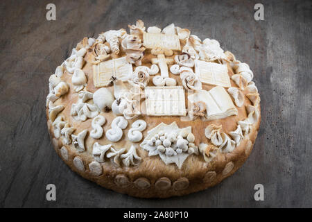 Festive panetteria pane vacanze su sfondo di legno. Foto Stock