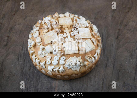 Festive panetteria pane vacanze su sfondo di legno. Foto Stock