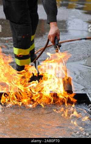 L'Italia, Lombardia, Milano, i vigili del fuoco durante un corso di formazione Foto Stock