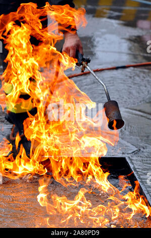 L'Italia, Lombardia, Milano, i vigili del fuoco durante un corso di formazione Foto Stock