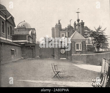 Da "L'Album descrittivo di Londra' da George H Birch 1896 - Estratto testo : ' il royal Observatory sorge sulla sommità di una collina a piedi qui ogni giorno presso i p.m., e il tempo è telegraphed quindi per i calcoli. Un orologio standard è fissato esternamente all'ingresso per l'uso di una ampia e variegata vista sul fiume.alta, nel centro del parco di Greenwich. Città Theprincipal in tutto il paese. Dal meridiano inglese gli astronomi fanno il loro pubblico. Non vi è alcuna autorizzazione per visualizzare l'interno. ' Foto Stock