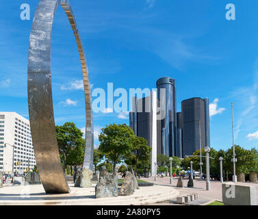 Lo skyline del centro rinascimentale visto da Hart Plaza con il superamento di una scultura in primo piano il centro di Detroit, Michigan, Stati Uniti d'America Foto Stock