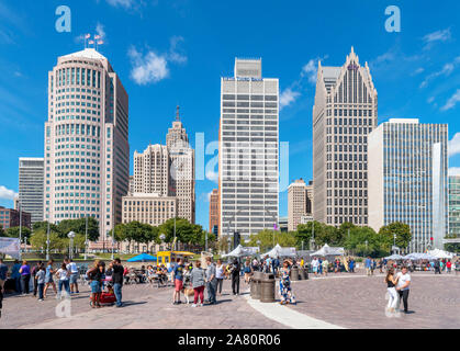 Lo skyline del centro cittadino da Hart Plaza, Detroit, Michigan, Stati Uniti d'America Foto Stock