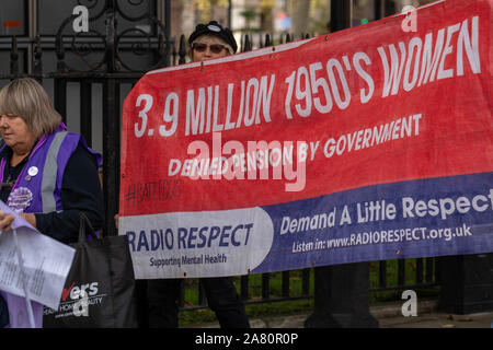 Londra REGNO UNITO 5 Nov.2019 donne contro la pensione statale di disuguaglianza (WASPI) dimostrazione al di fuori della sede del parlamento di Londra UK, protestando contro i cambiamenti nelle donne il membro dell' età pensionabile. Credito DavidsonAlamy Ian Live News Foto Stock