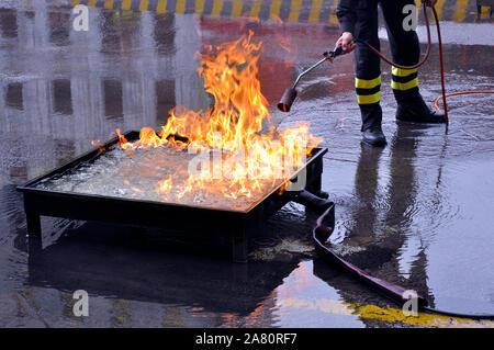 L'Italia, Lombardia, Milano, i vigili del fuoco durante un corso di formazione Foto Stock